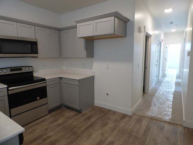 Building Photo - Like New 3 Bd 2 Ba Condo With Garage