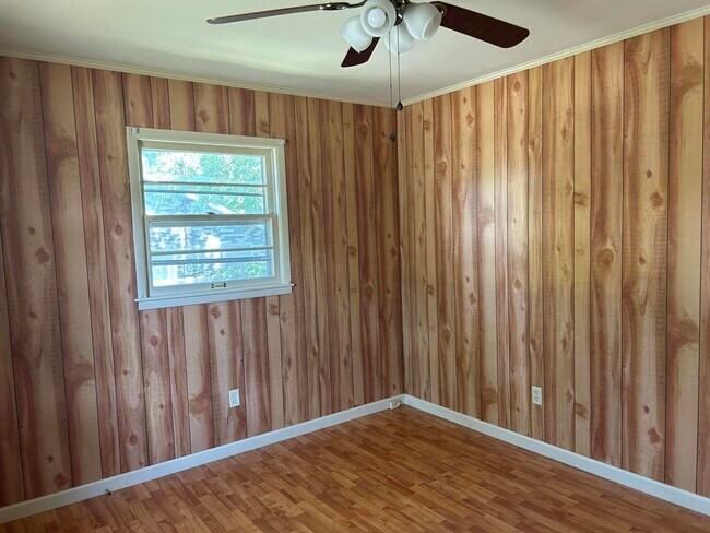Building Photo - 812 Springmont Dr