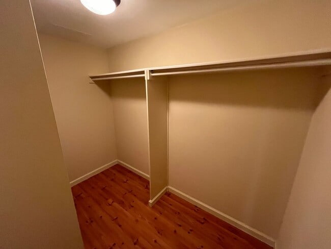 Building Photo - Yacht Harbor Towers (Ala Moana)-1282 sf, 2 bed+den, 2 bath, 2 prkg-INCLUDES UTILITIES