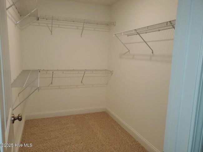 Building Photo - 560 Hampstead Pl
