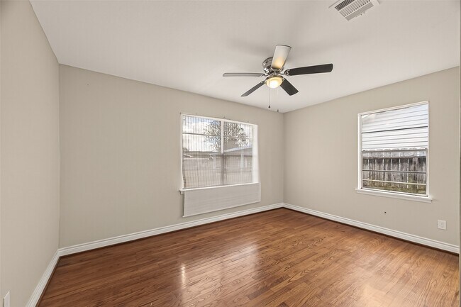 Building Photo - 3214 Longwood Dr