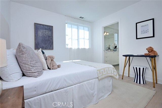 Building Photo - 4641 Cahuenga Blvd