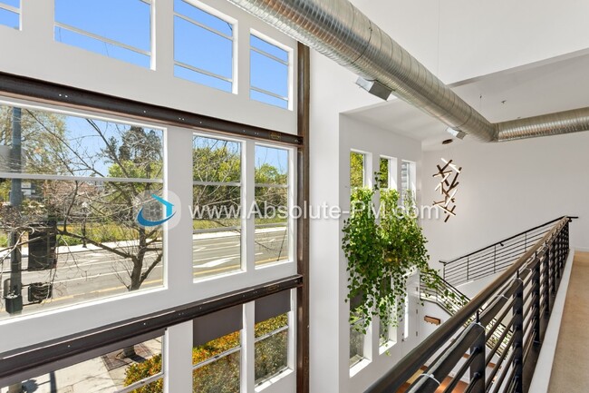 Building Photo - Amazing 2 Bedroom 1.5 Bath Townhome in the...