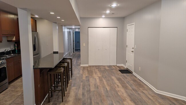 Building Photo - 429 E 45th Pl
