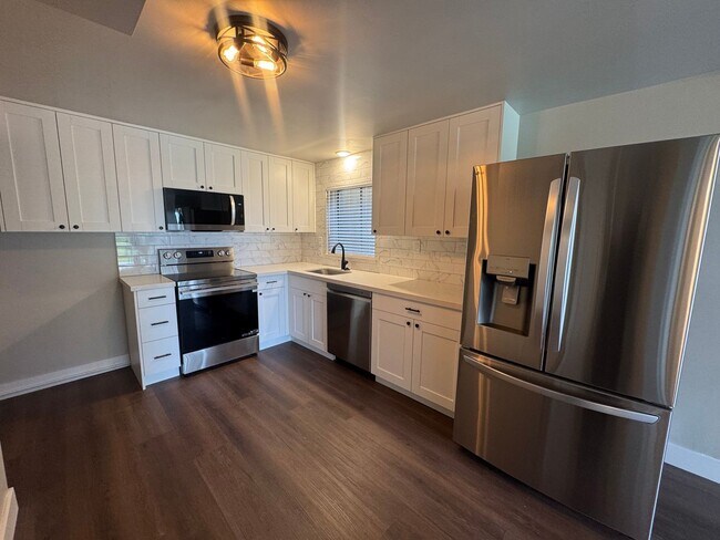 Building Photo - Beautiful duplex for rent near Capitol!