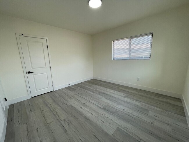 Building Photo - 1846 Klauber Ave