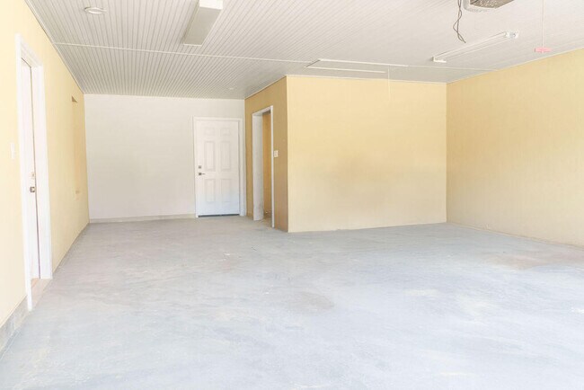 Building Photo - 2115 Stallion Rd