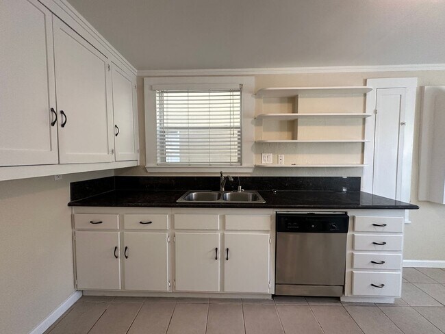 Building Photo - 3 Bedroom 2 Bathroom Home with Yard