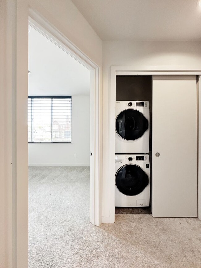 Building Photo - 3bd/2ba Seattle Townhome