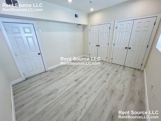 Building Photo - 612 Main St