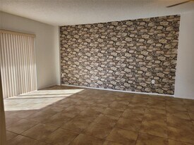 Building Photo - 4158 Inverrary Dr