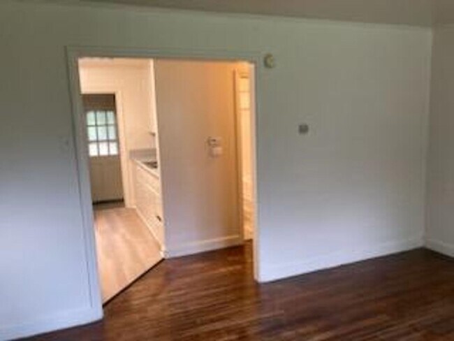 Building Photo - 2 Bedroom House