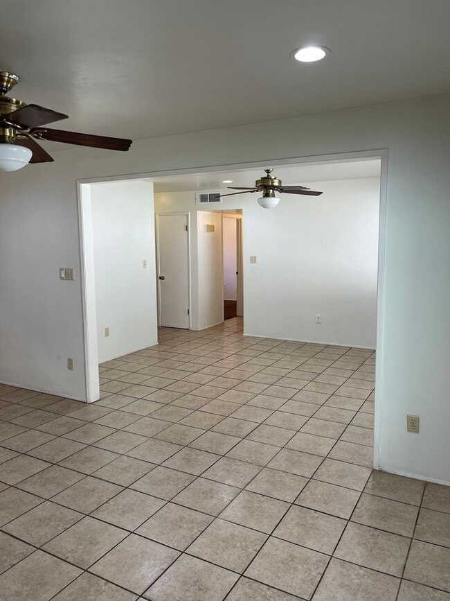 Building Photo - Large 3 Bedroom, 2 Bath Home on NE