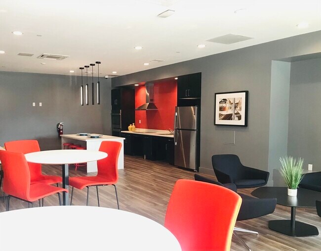 Building Photo - 466 River St