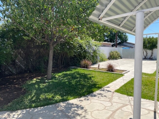 Building Photo - 2 bedroom 1 bath Brea $3200
