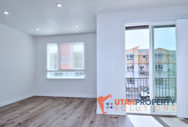 Building Photo - 1013 W 400 S