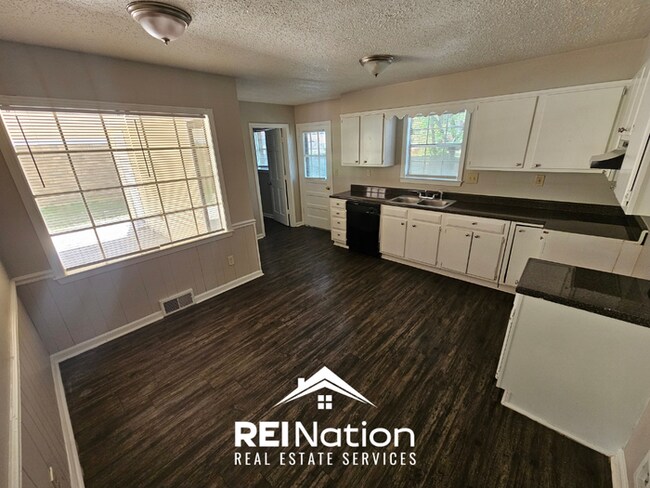 Building Photo - HUGE 4BR/2.5BA MEMPHIS HOME! | Vinyl Plank & Brick Fireplace | Fenced Yard!