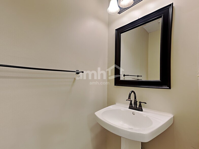 Building Photo - 1232 Ben Avon