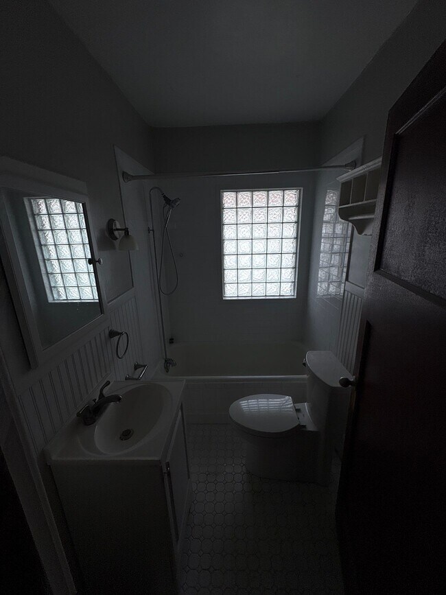 Building Photo - 2026 King Ave