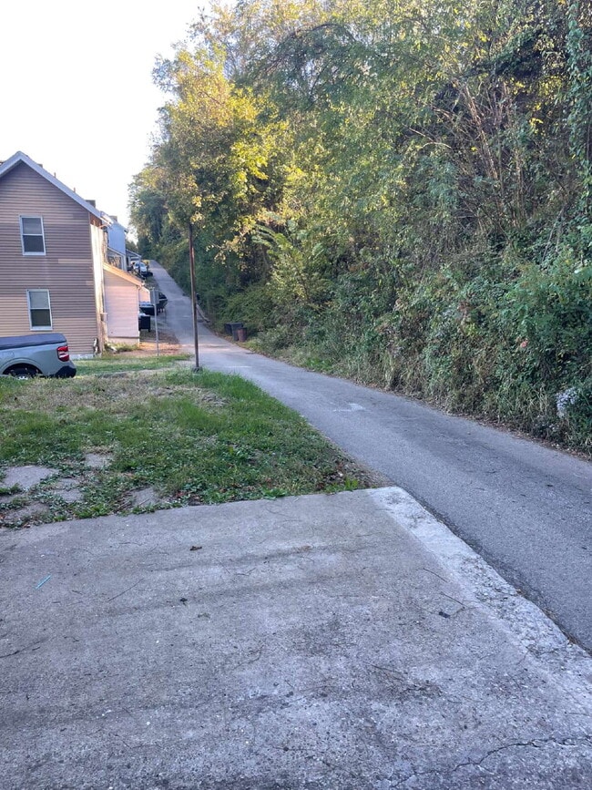 Building Photo - 3 bedroom in quiet part of Clairton Move in Special 50% off 1st months rent!!