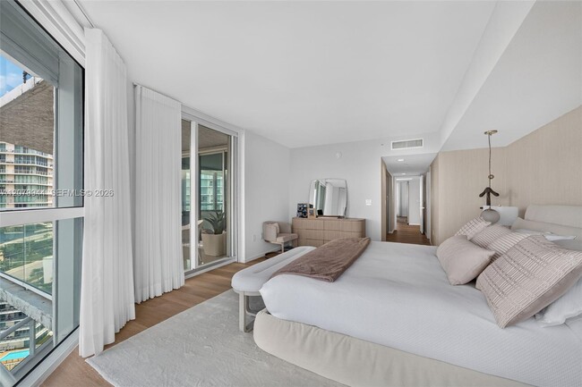 Building Photo - 16500 Collins Ave