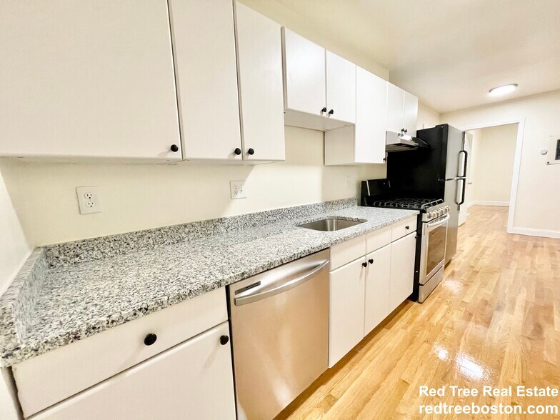 Building Photo - 523 E 3rd St