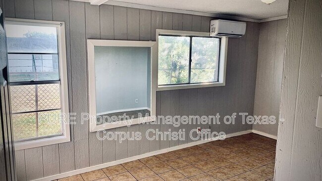 Building Photo - 2810 Carver Dr