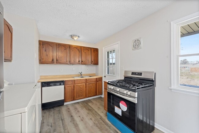 Building Photo - Summerside Ohio- 3 bed, 1 bath, Fenced Yard & Car Port