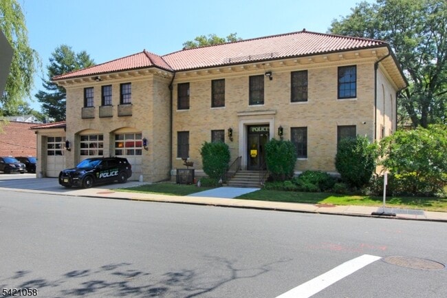 Building Photo - 10 Lincoln St