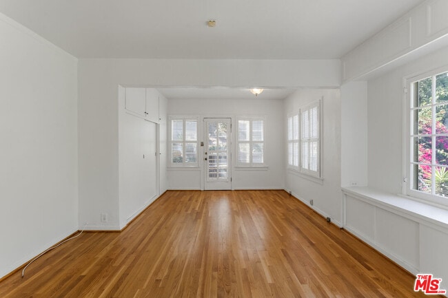 Building Photo - 3528 Fernwood Ave