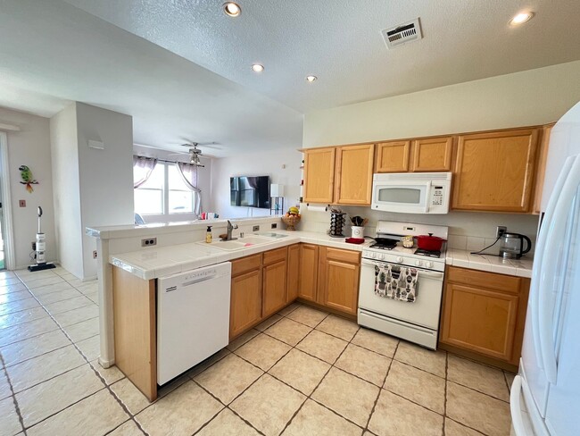 Building Photo - Summerlin Fully Furnished Condo on Golf Co...