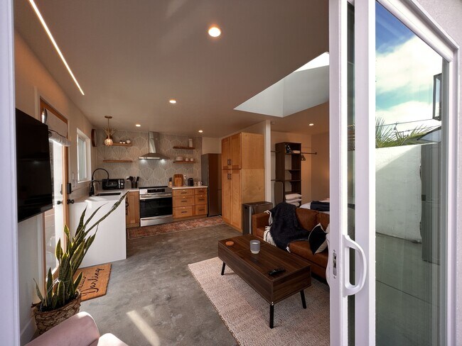 Building Photo - 4592 Winona Ave