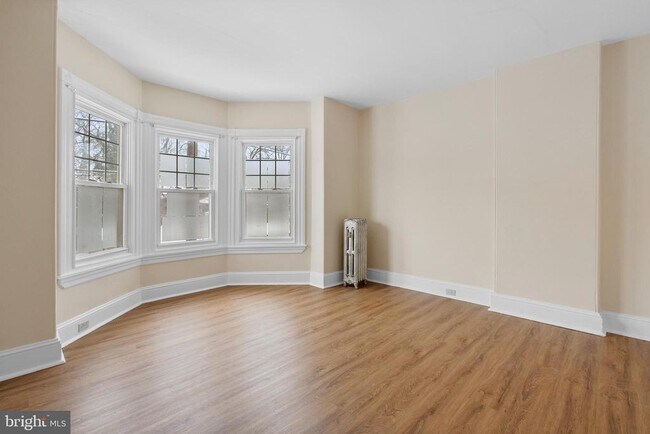 Building Photo - 206 E Elm St