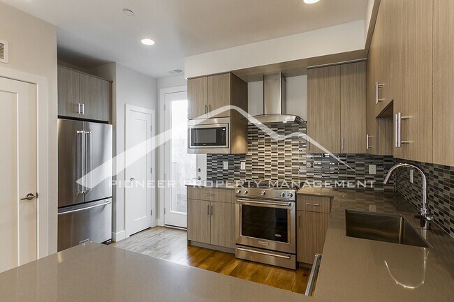 Building Photo - Georgeous Modern Condo with a Kitchen Fit for a Chef!