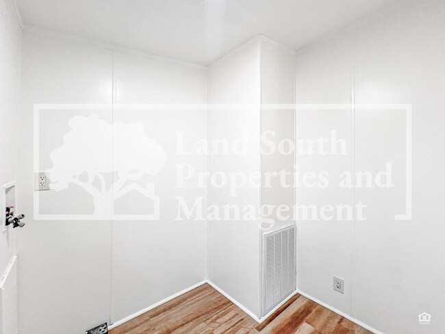 Building Photo - 8916 Beverly Hills Rd