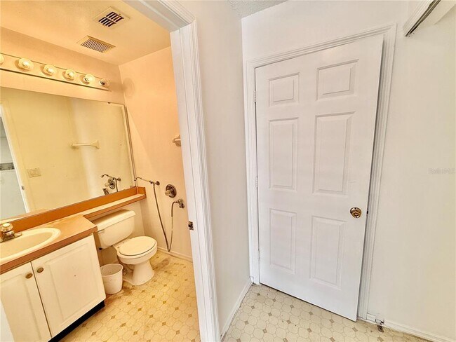 Building Photo - 3237 Fairfield Dr