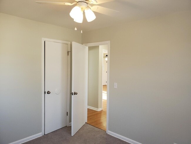 Building Photo - Like New 3 bedroom 1.5 bath  Ranch Near Kellogg and Rock