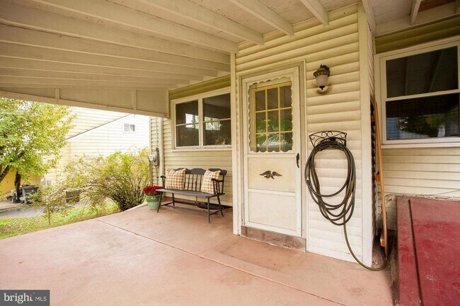 Building Photo - Recently Updated 4BR/2BA Twin with Central Air & Fenced Backyard