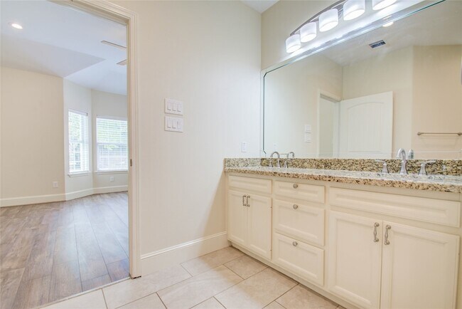 Building Photo - 10572 Twin Oak Dr
