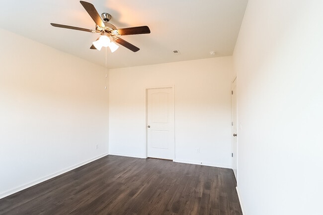 Building Photo - 5599 Timber Leaf Lp