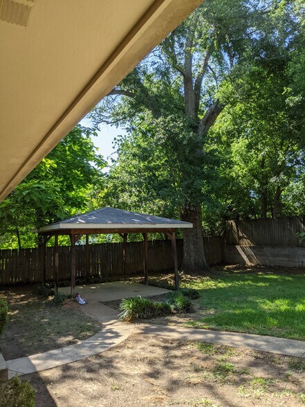 Building Photo - 901 N Azalea Dr