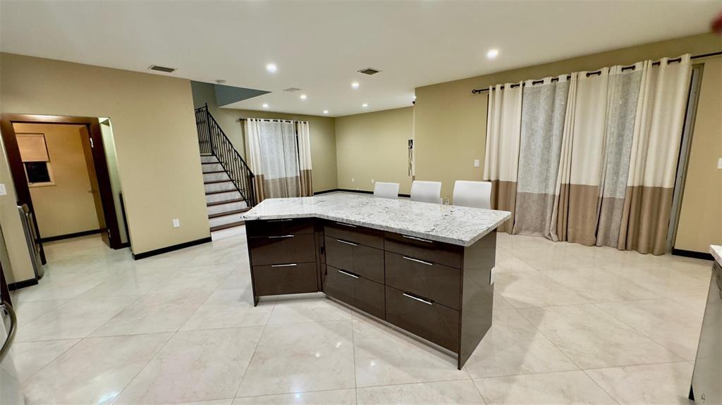 Building Photo - 1094 Redwood St