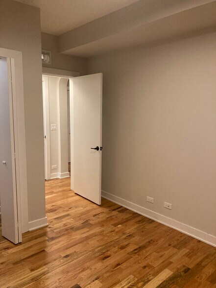 Building Photo - 650 W Wrightwood Ave