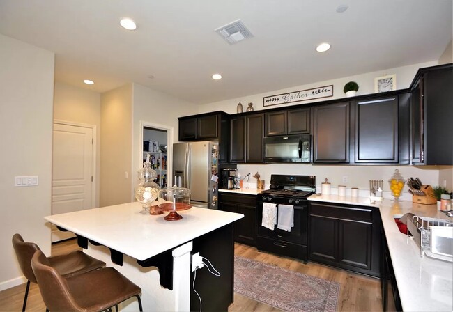 Building Photo - 6856 E Geary St