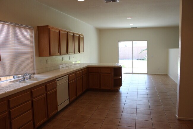 Building Photo - BEAUTIFUL LARGE 5 Bedrooms, 2.75 Bathrooms Home