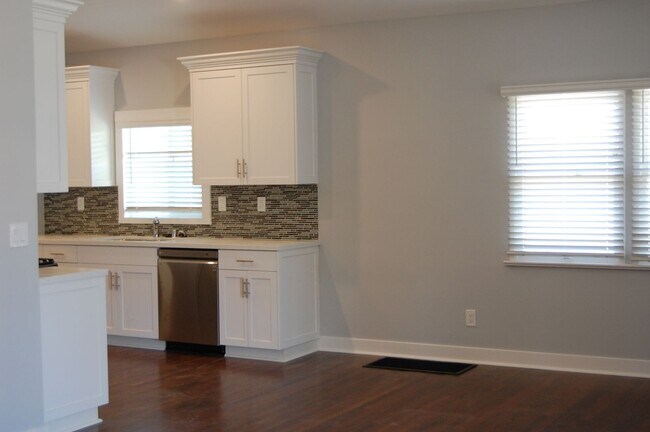 Building Photo - Newly Remodeled 2BR/2BA House in Hillcrest...
