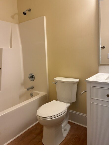Building Photo - Room in Townhome on Windermere Dr