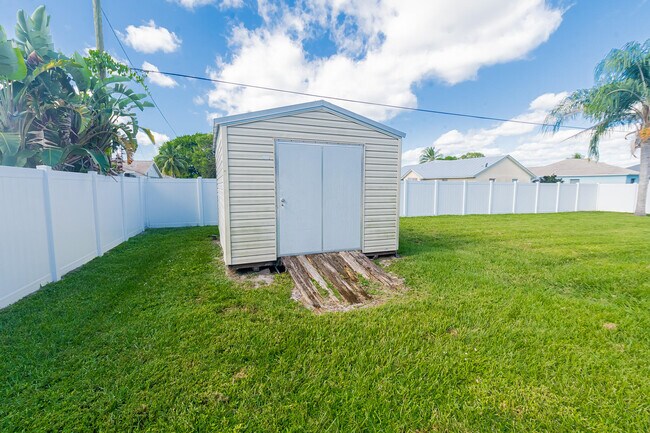 Building Photo - 526 SW Dairy Rd