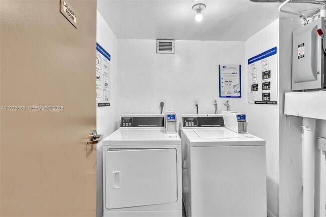 Building Photo - 9800 W Bay Harbor Dr