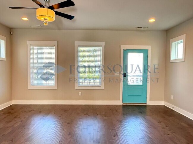 Building Photo - Lovely 3-Bedroom Home with Granite Kitchen, Office Nook & Finished Garage – Near Downtown Knightd...